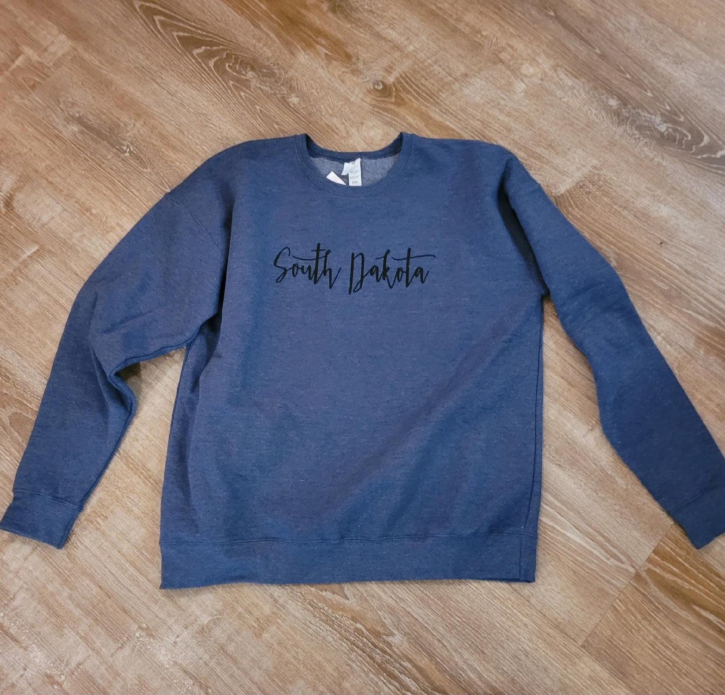 SouthDakota SCRIPT CREW SWEATSHIRT