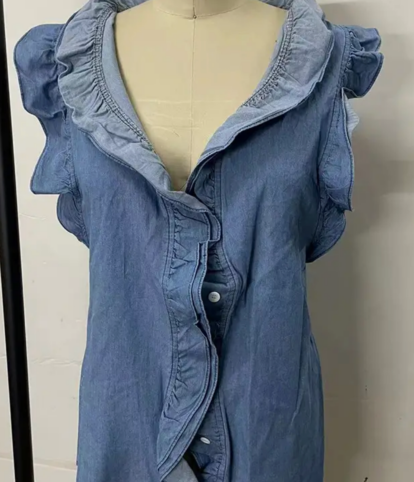 SLEEVELESS DENIM TOP