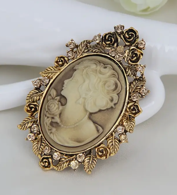 VINT CAMEO BROOCH