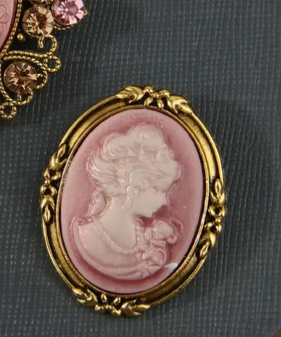 VINT CAMEO BROOCH