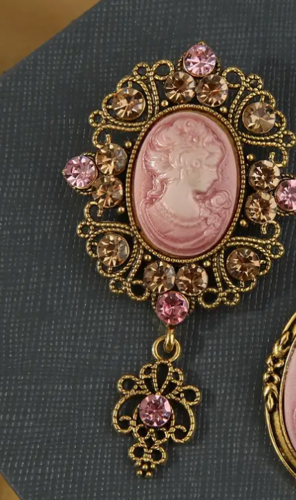 VINT CAMEO BROOCH
